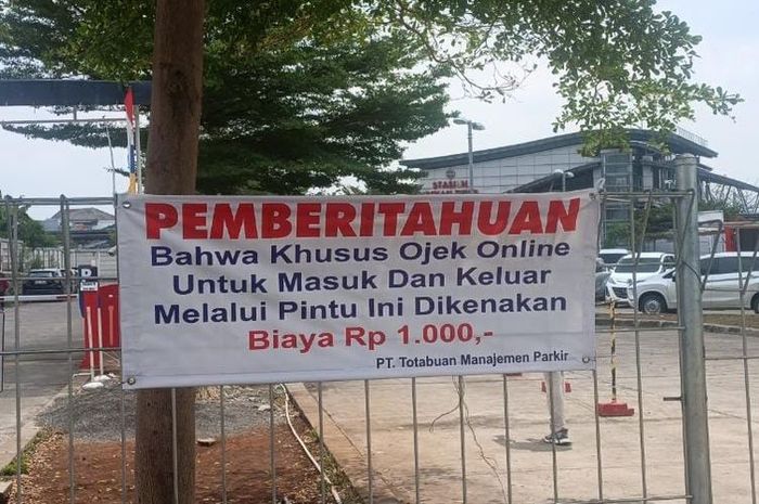 Spanduk pemberitahuan biaya antar jemput ojek online di Stasiun Bekasi Timur Rp 1.000 meski tidak parkir