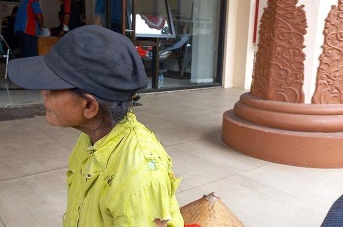 Pengemis tua asal Kudus berinisial SL ngaku punya Toyota Avanza dan penghasilannya sehari bisa ratusan ribu Rupuah.