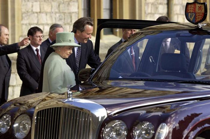 Ratu Elizabeth II ketika naik ke mobil dinasnya, Bentley State Limousine.