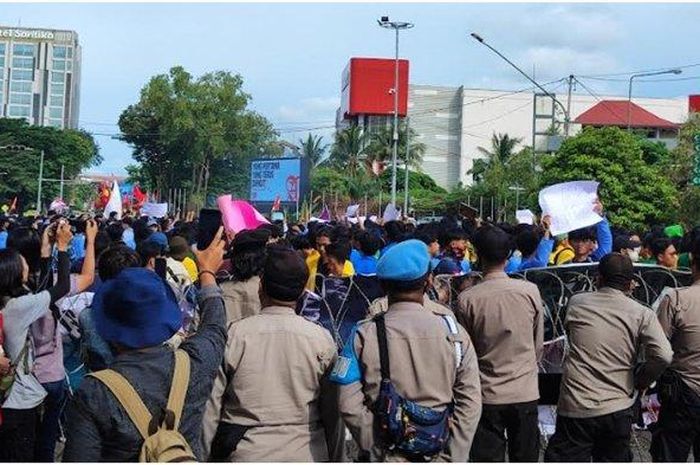 Demo kenaikan BBM oleh buruh dan mahasiswa di depan gedung DPRD Sumatera Selatan, (8/9/22)