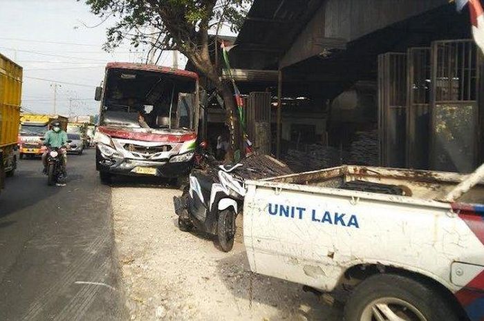 Kondisi bus AKAP usai terlibat kecelakaan menabrak truk boks di Jalur Pantura Kudus.