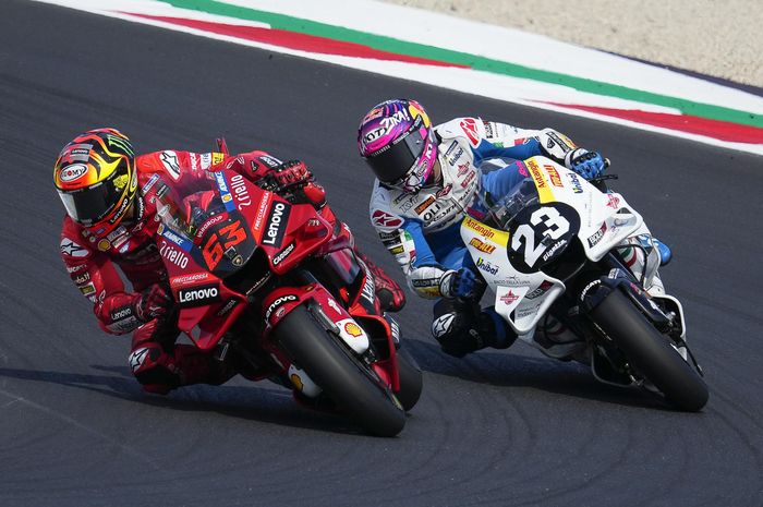 Enea Bastianini dan Francesco Pecco Bagnaia di MotoGP San Marino 2022 nyaris bersentuhan akibat late braking 