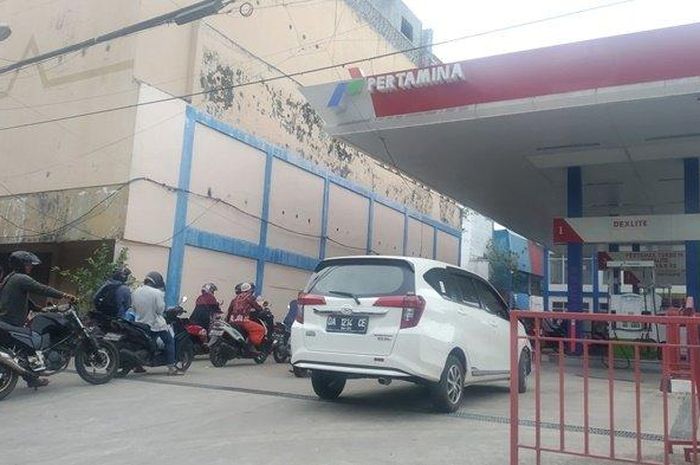 Antrean pembelian BBM di SPBU Telawang, Banjarmasin, Kalimantan Selatan