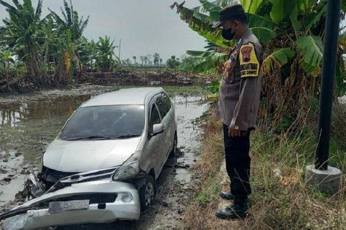 Toyota Avanza terjun ke sawah karena pengemudi tertidur setelah minum obat batuk di desa Kedungori, Dempet, Demak, Jawa Tengah