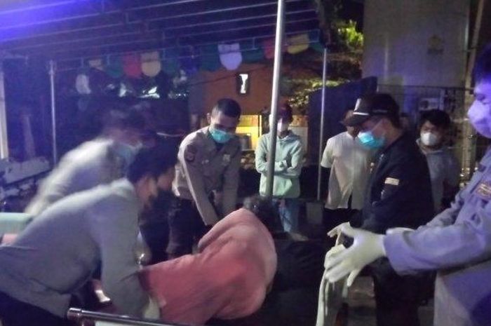 Seorang wanita lansia tanpa identitas ditemukan tercebur di got di Jalan Raya Ciawi - Puncak Desa Bendungan Kecamatan Ciawi Kabupaten Bogor, Jumat (9/9/2022). Diduga ia dibuang dan dilempar dari mobil Avanza 