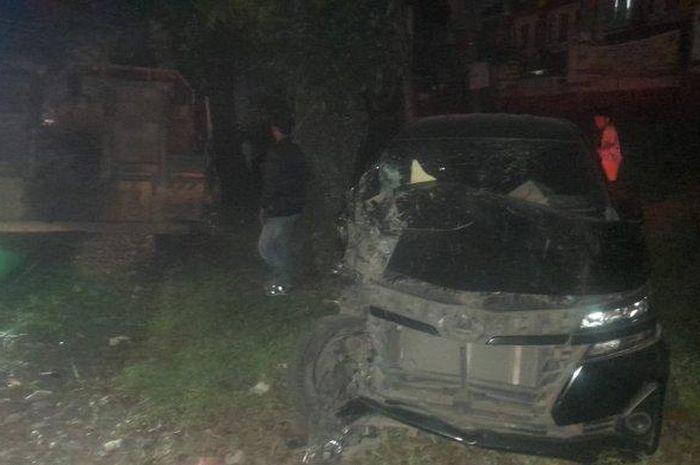 Toyota Avanza teriris sisi kanan setelah disambar truk di jalan raya Asahan, Siantar, Simalungun, Sumatera Utara