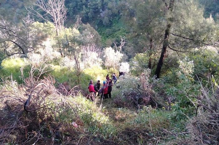 Jip wisata bromo anjlok ke jurang sedalam 200 meter, 2 tewas