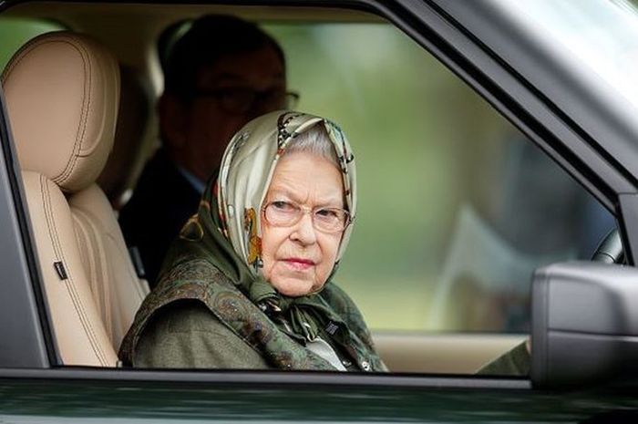 Ratu Elizabeth II masih mengendarai mobil meski sudah berusia lebih 90 tahun