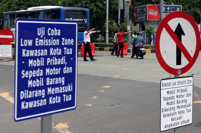 Rambu lalu lintas yang ada di kawasan Kota Tua Jakarta. 