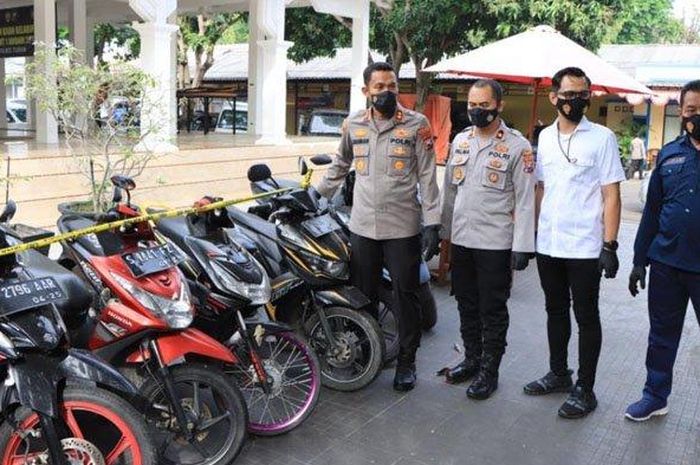 Kapolres Tuban, AKBP Rahman Wijaya memperlihatkan motor barang bukti hasil curian duo maling motor yang pernah 4 kali dipenjara sebelumnya.