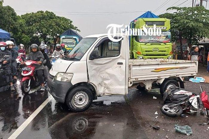 Kondisi mobil pikap Grandmax setelah terlibat kecelakaan dengan sepeda motor Honda Beat di Jalan Raya Sragen-Ngawi, Desa Karanganyar, Kecamatan Sambungmacan, Kabupaten Sragen (9/9/2022).