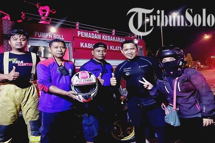 Petugas Damkar Klaten setelah menyelamatkan helm seharga Honda BeAT bekas rakitan 2014. 