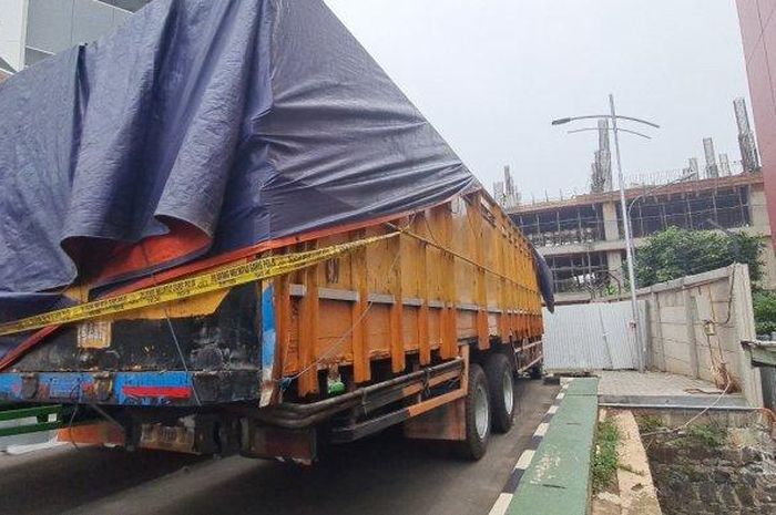 Truk Fuso yang digunakan menyelundupkan paket ganja, diamankan di Polres Metro Jakarta Barat 