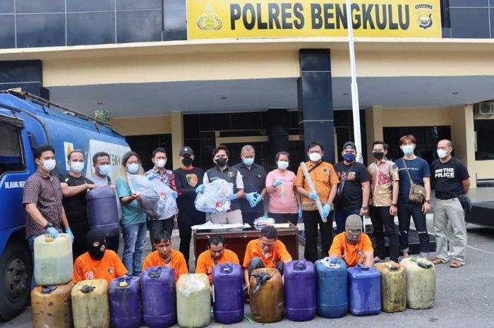 Praktik penjualan Solar oplosan mulai terungkap di Kota Bengkulu setelah polisi menangkap dua pelaku, pada Jumat (09/09/2022).