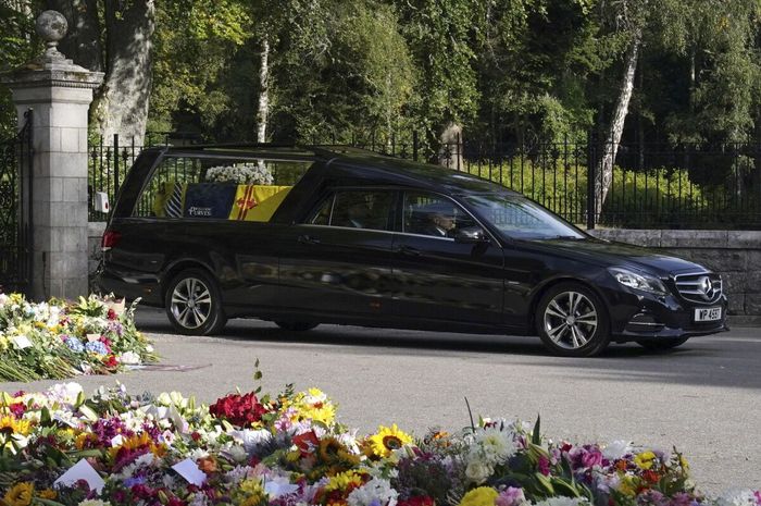 Jenazah Ratu Elizabeth II yang dihantarkan menggunakan Mercedes-Benz Hearse.