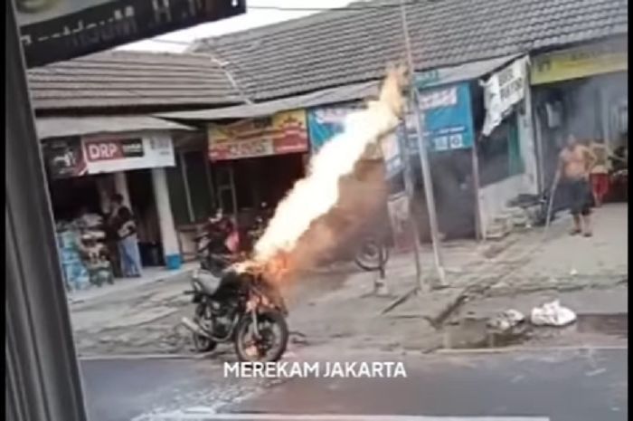 Video detik-detik Suzuki Thunder semburkan api dari tangki bahan bakar di Petukangan Utara.