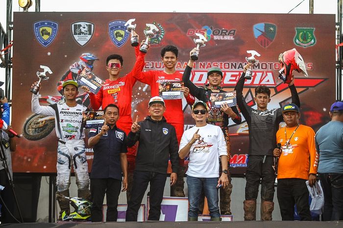 Dua Crosser binaan AHM M. Delvintor Alvarizi (Podium Tengah) dan Nuzul Ramzidan (Podium Kiri kedua) berhasil meraih podium pertama dan kedua pada race kedua diputaran ketiga pada gelaran Kejurnas Motocross IndoMX National Championship di sirkuit Malimpung, Pinrang, Sulawesi Selatan (10-11/9).