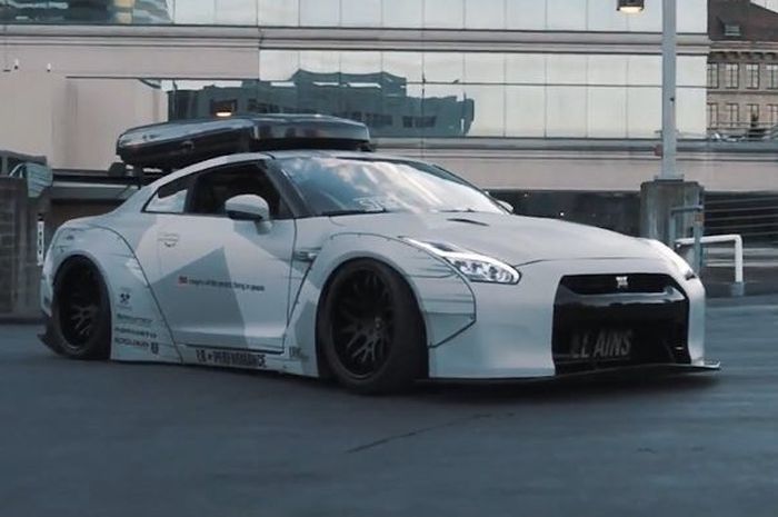 Modifikasi Nissan GT-R ini tampil begitu stylish menganut gaya sporty touring