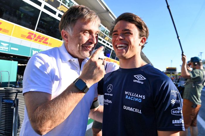 Nyck De Vries(kanan) langsung mencetak point pada debutnya di F1. Williams Racing pun sangat tertarik untuk merekrutnya pada F1 2023. 