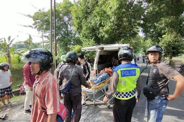 Proses evakuasi korban kecelakaan lalu lintas pikap beradu muka dengan dua Honda Supra di Kulonprogo, DIY, Senin (12/9/2022).