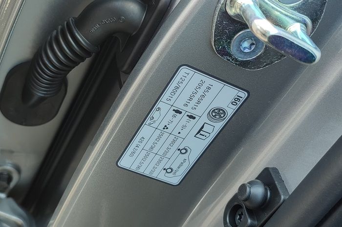 Stiker info tekanan angin ban pada Hyundai Stargazer