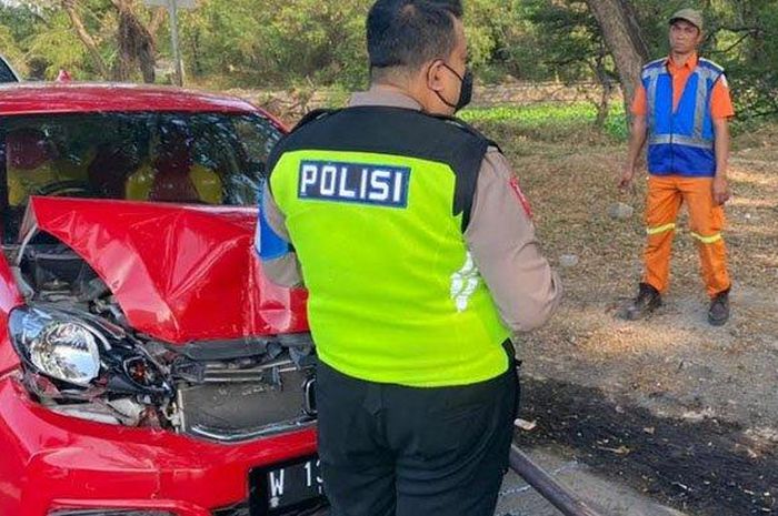 Honda Brio yang menghantam pikap hingga kap mesin terlipat di ruas tol Waru-Perak KM 12/B, Jawa Timur