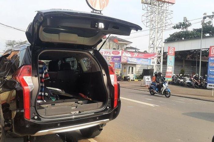 Uang Rp 400 juta disebutkan lenyap dari dalam kabin Mitsubishi Pajero Sport saat pemilik sibuk buka baut roda karena ban kempis di jalan raya Tajur, Bogor Timur, kota Bogor, Jawa Barat