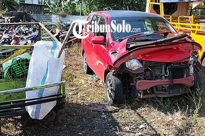 Kondisi Toyota Calya dan gerobak sampah yang terlibat kecelakaan.