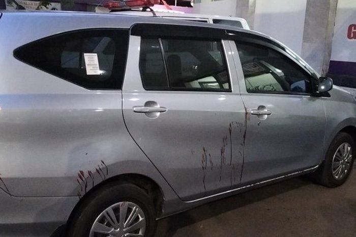 Daihatsu Sigra berlumur darah setelah sopir taksi online disabet celurit penumpangnya yang masih remaja di Jalan Plumpang Semper, Koja, Jakarta Utara