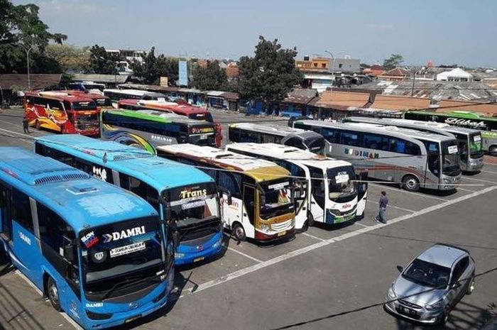 Bus di terminal Cicaheum, kota Bandung, Jawa Barat
