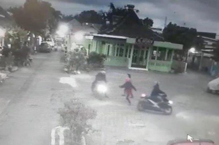 Tangkapan layar kamera CCTV, aksi penjambretan kalung emas senilai Rp 18 juta milik seorang emak-emak di Kota Malang. 