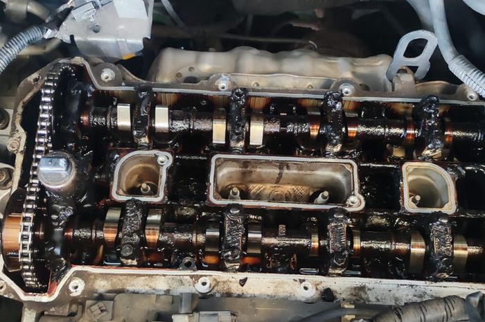 Pemilik Mazda Biante yang divonis turun mesin menggunakan cara ini untuk membersihkan lumpur oli