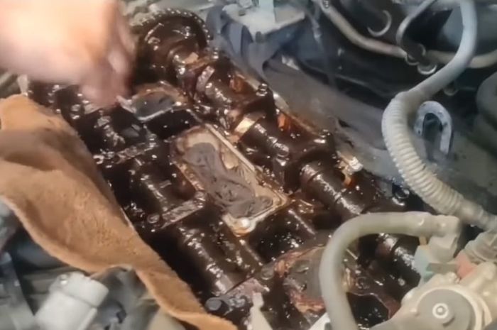 Oil sludge yang sudah menumpuk pada bagian cylinder head Mazda Biante, tengah dibersihkan tanpa harus turun mesin