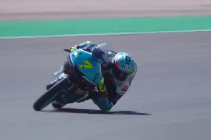 Dennis Foggia berhasil depak Ayumu Sasaki dari puncak papan catatan waktu saat lakoni FP2 Moto3 Aragon 2022, Jumat (16/09).