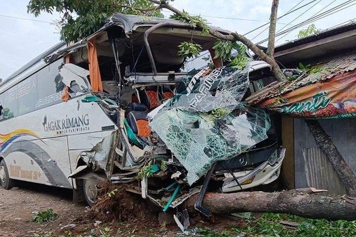 Kondisi bus rombongan guru yang manabrak tiga pohon dan baru bisa berhenti 