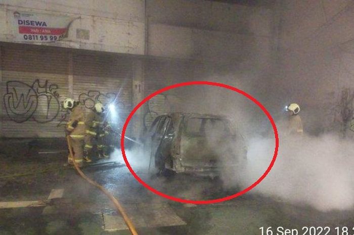 Honda CR-V jadi bangkai setelah terbakar di Jl Balikpapan, Petojo Selatan, Gambir, Jakarta Pusat