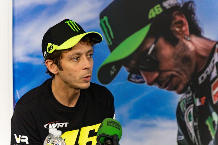 Valentino Rossi menarik perhatian fans datang ke Sirkuit Valencia saat ada gelaran MotoGP Aragon 2022