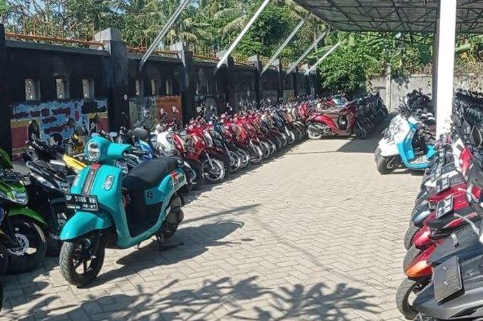 Parkiran di SMAN 7 Pinrang, Sulawesi Selatan wajib satu merek dan warna