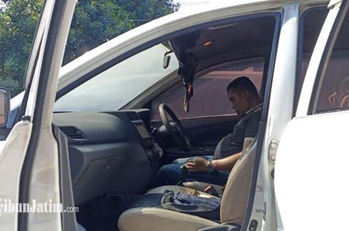 Sopir Daihatsu Xenia tewas misterius, kabin sempat berasap putih, di jok penumpang ada botol bekas berisi Pertamax
