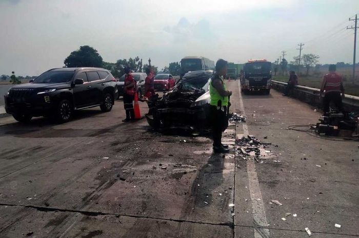 Petugas mengevakuasi korban dan kendaraan yang terlibat kecelakaan di jalan tol ruas Pejagan-Pemalang Kilometer 253, Kabupaten Brebes, Jawa Tengah (18/9/2022).