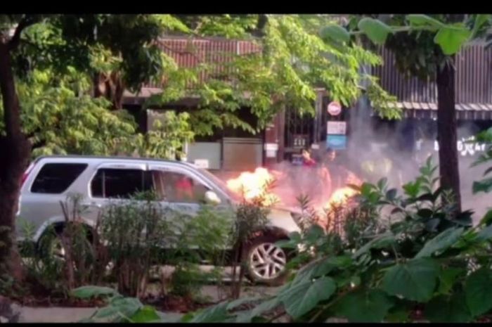 Honda CR-V diserbu api, padahal baru saja keluar dari bengkel