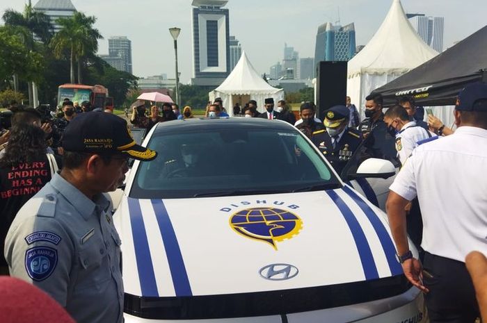 Wakil Gubernur (Wagub) DKI Jakarta Ahmad Riza Patria menjajal mobil listrik yang akan digunakan sebagai kendaraan operasional Dinas Perhubungan DKI Jakarta, di Monas, Jakarta Pusat, Sabtu (17/9/2022).