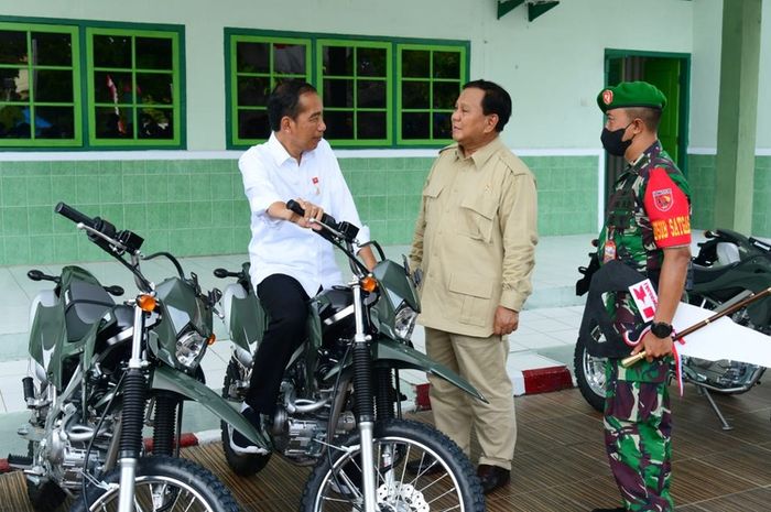Joko Widodo hadiri proses penyerahan 40 unit Kawasaki KLX 150 ke Kodim 1503/Tual yang dilakukan Menteri Pertahanan Prabowo Subianto.