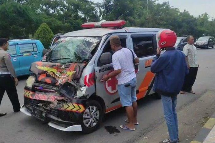 Kondisi ambulans Gran Max pembawa jenazah yang mengalami kecelakaan menabrak bus Sugeng Rahayu di Madiun, Jawa Timur.