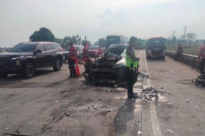 Kondisi pasca kecelakaan beruntun di Tol Pejagan-Pemalang KM 235, Minggu (18/9/2022). Anak Jamintel Kejagung menjadi korban meninggal dunia. 