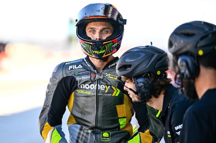 Luca Marini cukup waspada di awal balapan kala nyaris melindas Takaaki Nakagami usai insiden mengerikan di MotoGP Aragon 2022. 