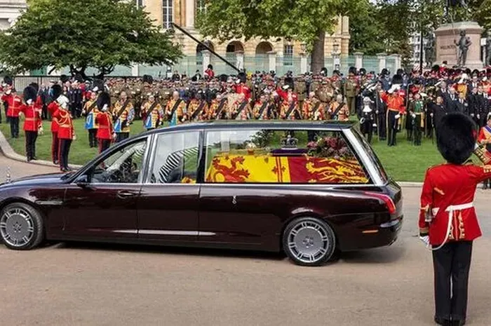 Sebuah Jaguar XJ saloon 2010 versi modif jadi mobil jenazah Ratu Elizabeth II ke tempat peristirahatan terakhirnya