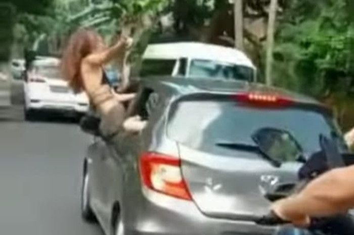 Aksi WNA di Bali berjoget di jendela Honda Brio Satya viral