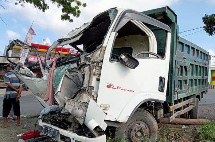 Kondisi truk pasir usai menabrak pengendara motor yang dikendarai ayah dan anaknya hingga meninggal dunia. Lokasi kejadian berada di Lumajang, Jawa Timur pada Senin (19/9/2022).  