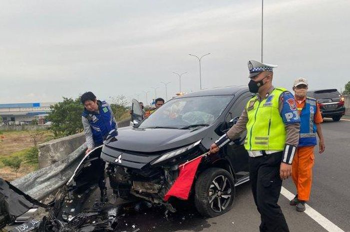 Mitsubishi Xpander berantakan setelah sabet Toyota Kijang Innova kemudian menghantam besi pembatas jalan tol Surabaya-Mojokerto
